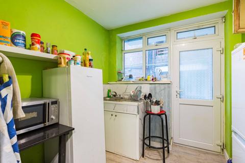 3 bedroom flat for sale, Fairlop Road, Upper Leytonstone, London, E11