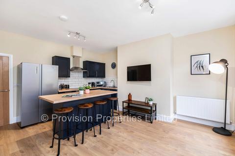 4 bedroom apartment to rent, Kelso Road, Hyde Park LS2