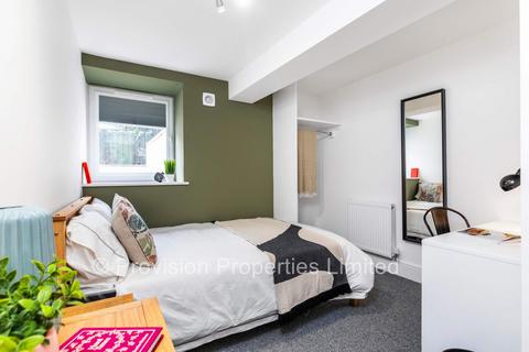 4 bedroom apartment to rent, Kelso Road, Hyde Park LS2