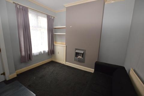 3 bedroom terraced house to rent, Constance Road, Leicester