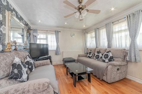 2 bedroom flat for sale, Bramble Close, Croydon