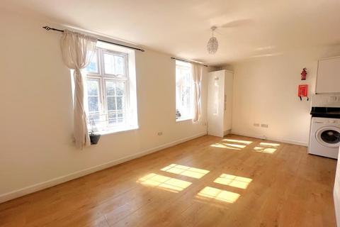 2 bedroom flat to rent, Chapel Street, Woking GU21