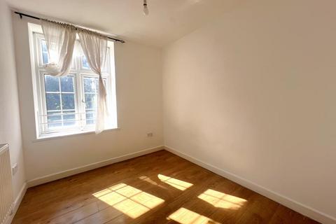 2 bedroom flat to rent, Chapel Street, Woking GU21