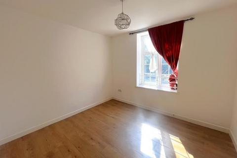 2 bedroom flat to rent, Chapel Street, Woking GU21