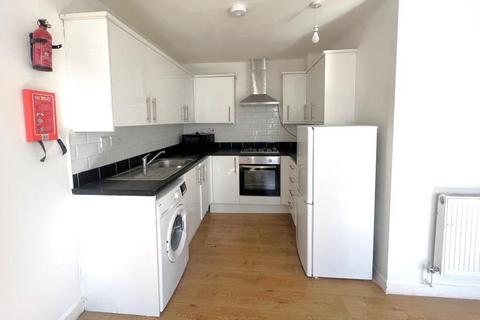 2 bedroom flat to rent, Chapel Street, Woking GU21