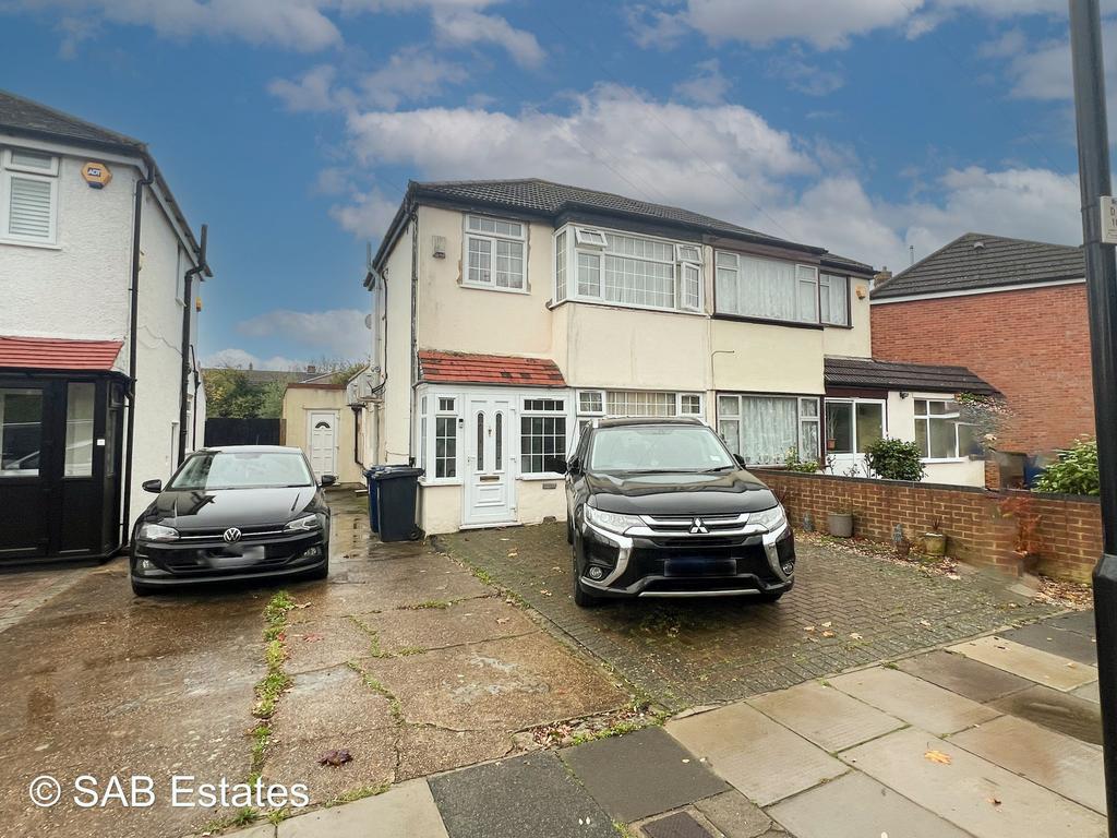 Adrienne Avenue, Southall, UB1 3 bed semidetached house for sale £