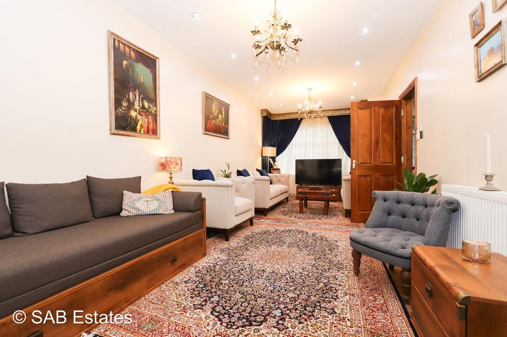 Adrienne Avenue, Southall, UB1 3 bed semidetached house for sale £