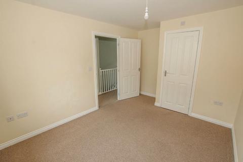 3 bedroom end of terrace house to rent, Russell Close, King's Lynn, PE30