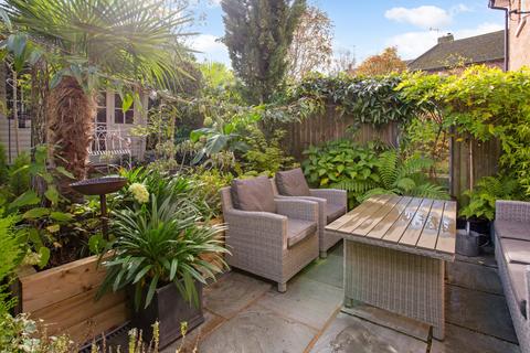 9 Blue Dragon Yard, Beaconsfield, HP9 1GW