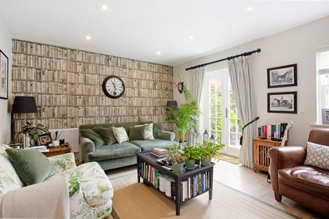 9 Blue Dragon Yard, Beaconsfield, HP9 1GW