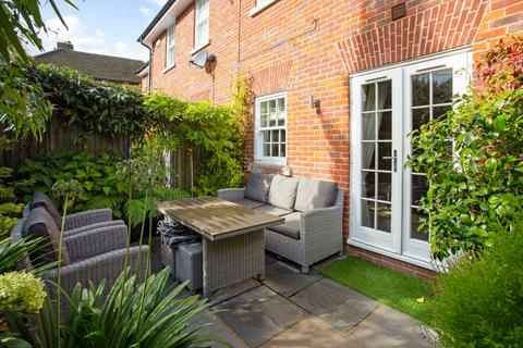 9 Blue Dragon Yard, Beaconsfield, HP9 1GW