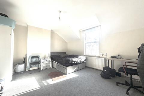 3 bedroom flat to rent, Kingston Road, London SW19