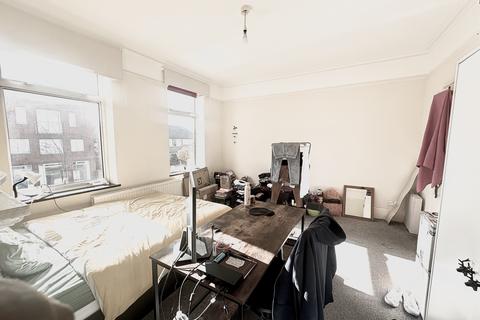 3 bedroom flat to rent, Kingston Road, London SW19