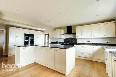 6 bedroom detached house for sale, Stanley Avenue, Sheerness