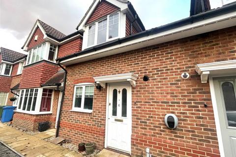 2 bedroom house to rent, St. Johns Road, Farnborough GU14