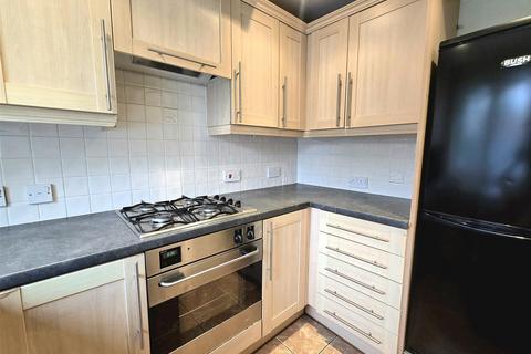 2 bedroom house to rent, St. Johns Road, Farnborough GU14