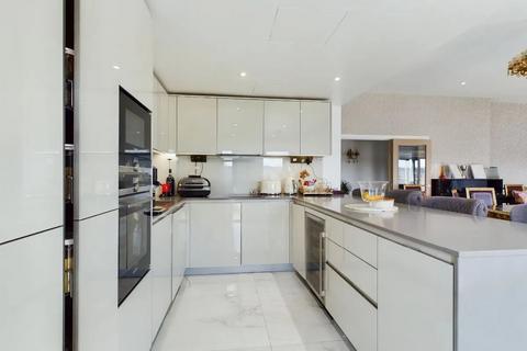 3 bedroom penthouse to rent, 1 Beaufort Square, London, NW9