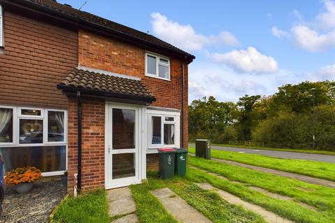 1 bedroom end of terrace house to rent, Guinevere Road, Crawley RH11