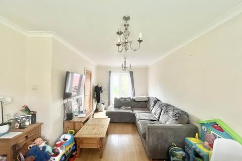 2 bedroom semi-detached house to rent, Knights Way, Brentwood CM13