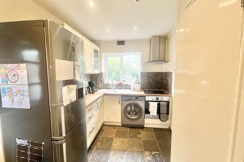 2 bedroom semi-detached house to rent, Knights Way, Brentwood CM13