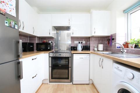 2 bedroom flat for sale, Fishers Court, Horsham