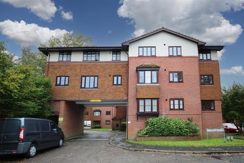 2 bedroom flat for sale, Fishers Court, Horsham