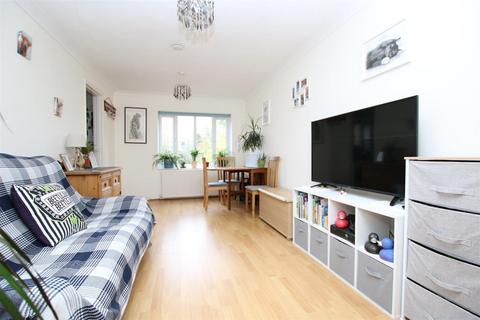 2 bedroom flat for sale, Fishers Court, Horsham