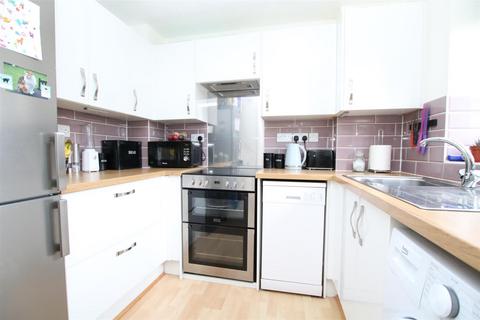 2 bedroom flat for sale, Fishers Court, Horsham