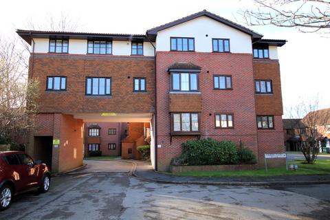 2 bedroom flat for sale, Fishers Court, Horsham