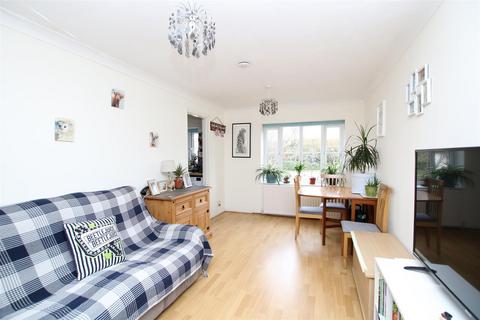 2 bedroom flat for sale, Fishers Court, Horsham