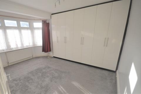 3 bedroom terraced house to rent, Ilford, IG2