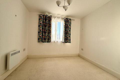 2 bedroom flat to rent, Oliver court, slough, sl1 5HE