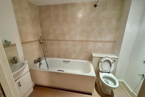 2 bedroom flat to rent, Oliver court, slough, sl1 5HE