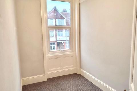 3 bedroom flat to rent, Prices Avenue, Margate
