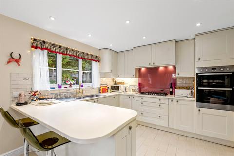 5 Quarry Close, Leatherhead, KT22 8US