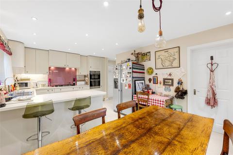 5 Quarry Close, Leatherhead, KT22 8US
