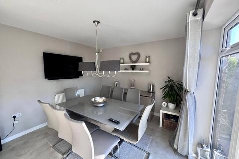 3 Alwin Grove, Dinnington, Newcastle Upon Tyne, NE13 7FF