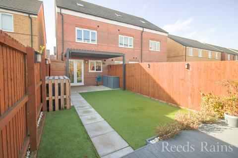 3 bedroom end of terrace house for sale, Bitterling Street, Cheshire CH66