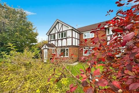 3 bedroom semi-detached house to rent, Regal Close, Manchester M45