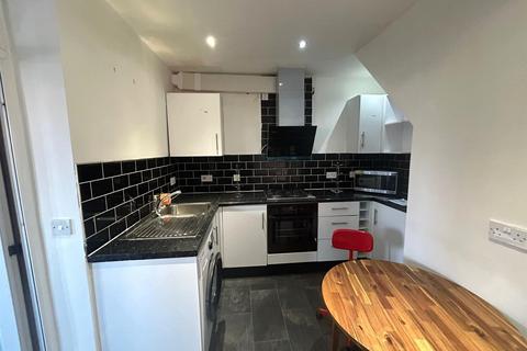 2 bedroom end of terrace house to rent, Incline Road, Oldham