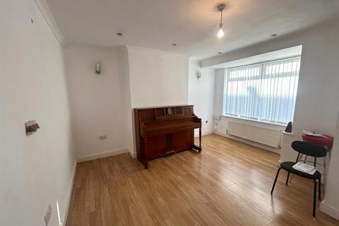 2 bedroom end of terrace house to rent, Incline Road, Oldham