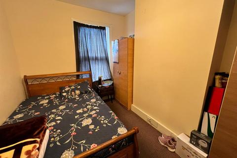 12 Clandon Road, Ilford, IG3 8BB