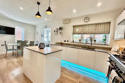 4 bedroom detached house for sale, Hidcote Drive, Westcroft, Milton Keynes, MK4