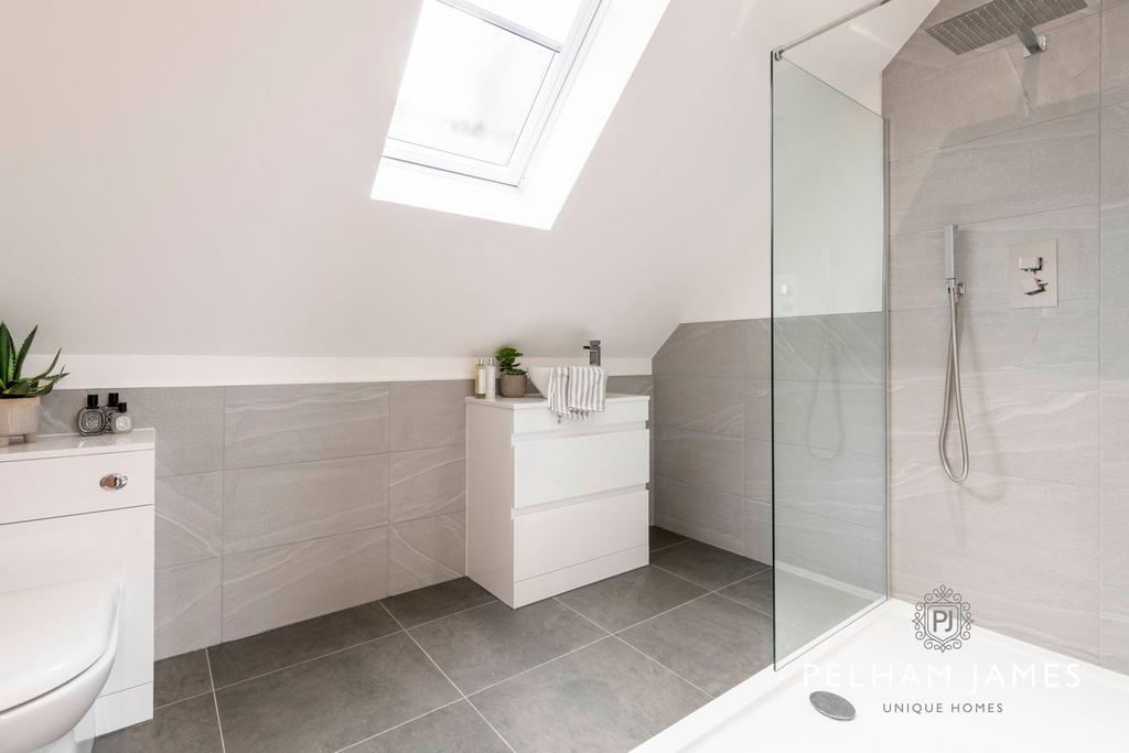 Principal en suite, 1 Greatford Road, Baston