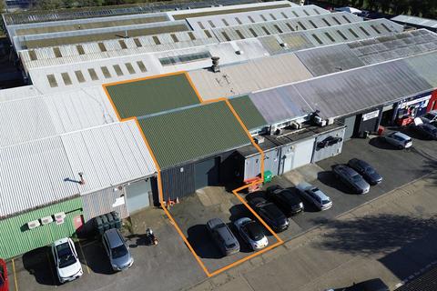 Warehouse to rent, Unit 8, Moor Park Industrial Centre, Watford, WD18 9SP