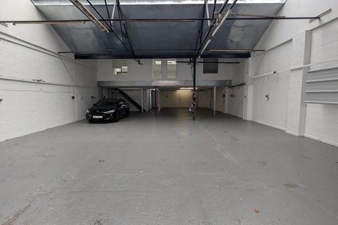 Warehouse to rent, Unit 8, Moor Park Industrial Centre, Watford, WD18 9SP