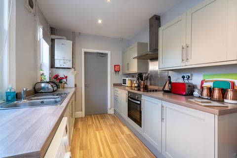 5 bedroom terraced house to rent, Carholme Road - Student House - 25/26