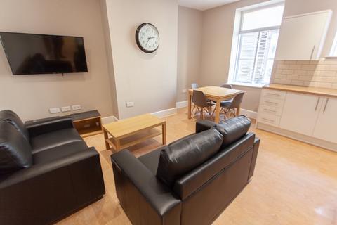 4 bedroom flat to rent, Hardman Street, ,