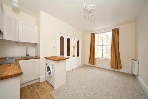 Studio to rent, Fulham Road, London SW6