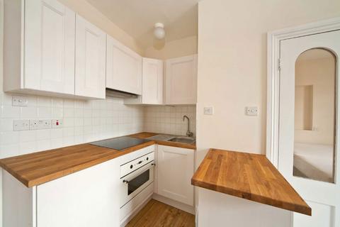 Studio to rent, Fulham Road, London SW6